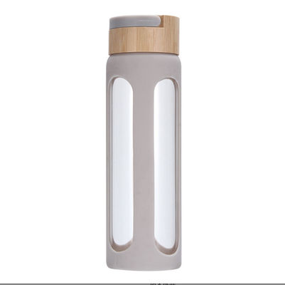 comprar Botella de agua de vidrio de alto borosilicato personalizada de 550/750 ml Botella de bebida de vidrio personalizada con manga de silicona y tapa de bambú fácil de limpiar y mantener online manufacture