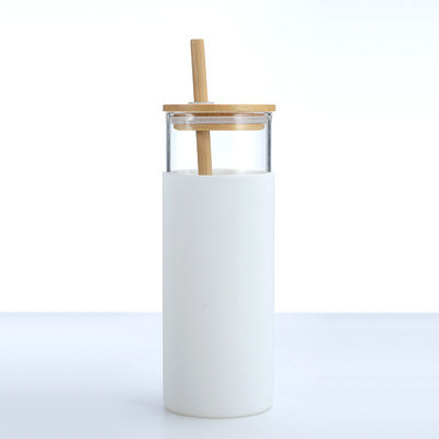 comprar Grado alimenticio Blanco 20 oz botella de vidrio con tapa silicona manga protectora tapa de bambú botella de vidrio de agua para bebidas calientes y frías online manufacture