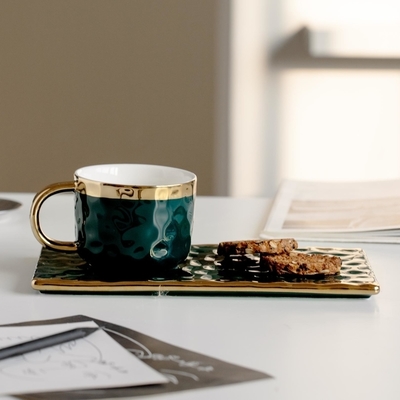 comprar Elegantes tazas de cerámica negra con detalles dorados, texturas onduladas, para café, té y pastelería. Diseño moderno y minimalista. online manufacture