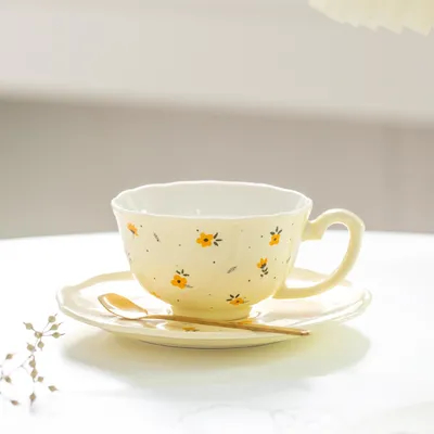 comprar Tazas de café y platillos con flores verdes pequeñas de lujo estilo europeo con cucharas, tazas y tazas de té de flores esmaltadas de cerámica hechas a medida para hombres y mujeres online manufacture