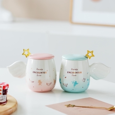 comprar Ángel alas romántico Cup Cupido pareja Gradiente Cerámica Taza de dibujos animados con cuchara de tapa para hombres y mujeres copa de té de flores online manufacture