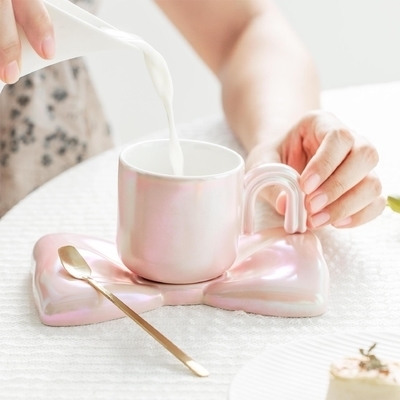comprar Taza de cerámica iridiscente con dije en forma de lazo – Eleva tus rituales diarios con delicada elegancia online manufacture