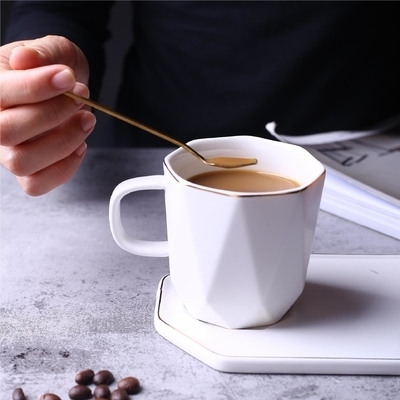 comprar Copas de cerámica doradas de forma geométrica Copas de café de oficina simples tazas y platillos blancos y negros Copas de té de flores y platillos de tarde online manufacture