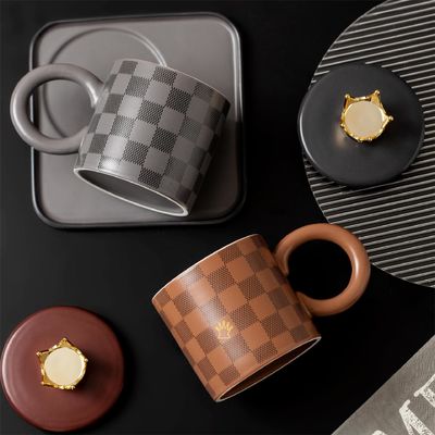 Tazas y platos de cerámica a cuadros de estilo de tendencia nacional con tapas, cucharas, asas redondas grandes, tazas de café para oficina, hogar, cerámica personalizada
