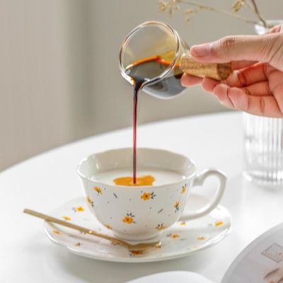 Delicadas copas florales para el té, el café y la alegría cotidiana.