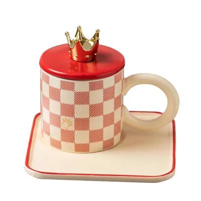 Elegancias tazas de cerámica con acentos de corona dorada vibrantes patrones a cuadros rojo blanco para lujosos rituales de café y té