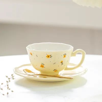 Tazas de café y platillos con flores verdes pequeñas de lujo estilo europeo con cucharas, tazas y tazas de té de flores esmaltadas de cerámica hechas a medida para hombres y mujeres