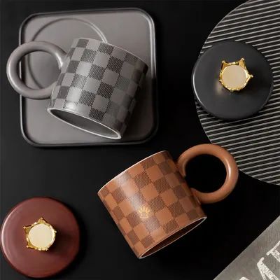 Tazas y platos de cerámica a cuadros de estilo de tendencia nacional con tapas, cucharas, asas redondas grandes, tazas, tazas de café para oficina y tazas para beber en casa, tazas de cerámica personalizadas