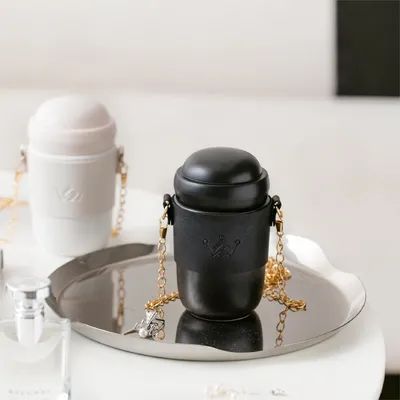 Elegante botella de agua de cerámica, cuerpo de cerámica, correa de cadena dorada, diseño moderno, estilo versátil, perfecto para el día a día