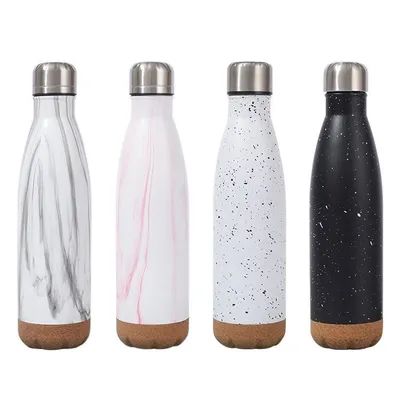 Botella de agua de acero inoxidable aislada en forma de cola de doble pared Botellas de agua de metal personalizadas con fondo de corcho para deportes