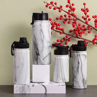 Botella de agua aislada con tapa de chorro botellas de agua de acero inoxidable reutilizables con mango a prueba de fugas botella de agua deportiva para gimnasio viaje bicicleta acampar 22 oz