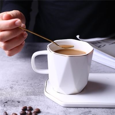 Copas de cerámica doradas de forma geométrica Copas de café de oficina simples tazas y platillos blancos y negros Copas de té de flores y platillos de tarde