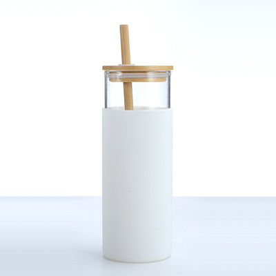 Grado alimenticio Blanco 20 oz botella de vidrio con tapa silicona manga protectora tapa de bambú botella de vidrio de agua para bebidas calientes y frías